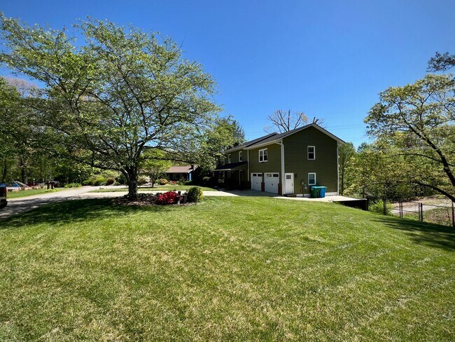 Building Photo - Beautifully Updated Home!  Fenced Yard!