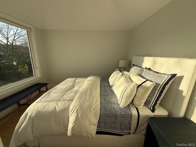 Building Photo - 329 Centre Island Rd