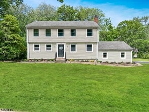 Building Photo - 204 Deerfield Ln