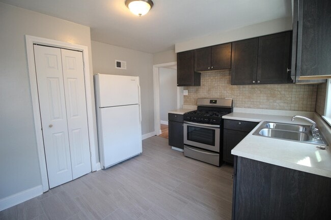 Building Photo - 2901 W Farragut Ave