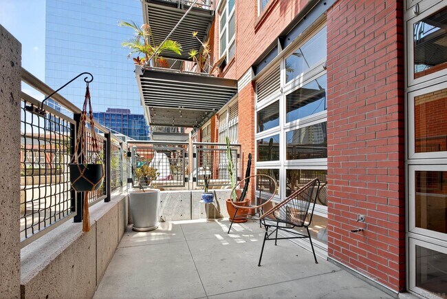 Building Photo - 877 Island Ave