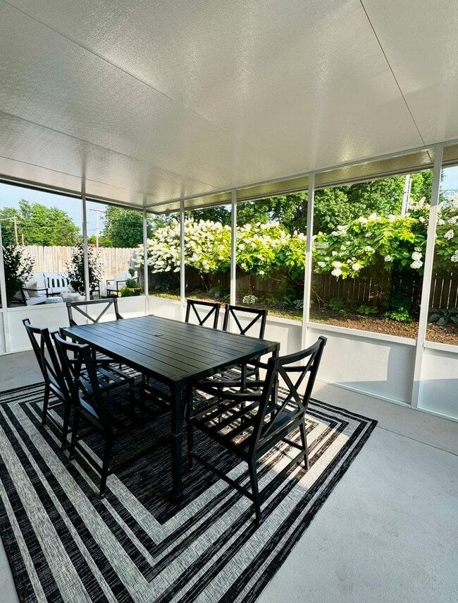 Building Photo - Available Mid-June! Stunning Home Near Col...