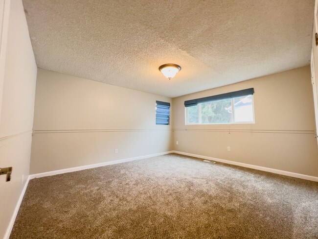 Building Photo - Country living 5 bed w/RV parking and 3 car garage!