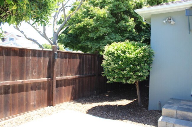 Building Photo - 709 N Claremont St