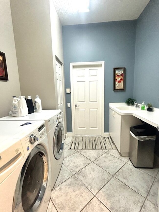 Building Photo - AVAILABLE May 1- 0CT 31ST .FURNISHED/SEASONAL.  3/2 POOL HOME IN ROSEDALE!