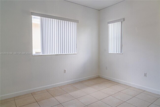 Building Photo - 379 NE 34th Ave
