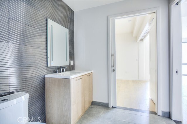 Building Photo - 400 S Broadway