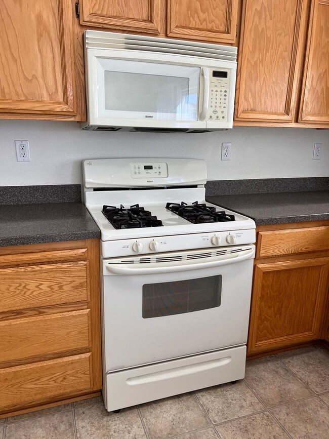 Building Photo - Centrally located 3 bedroom home in Fernley- 3 car garage