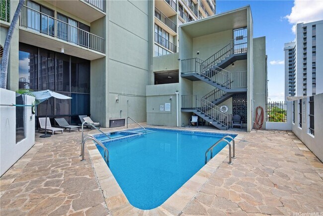 Building Photo - Spacious Studio in Makiki Plaza Available now!