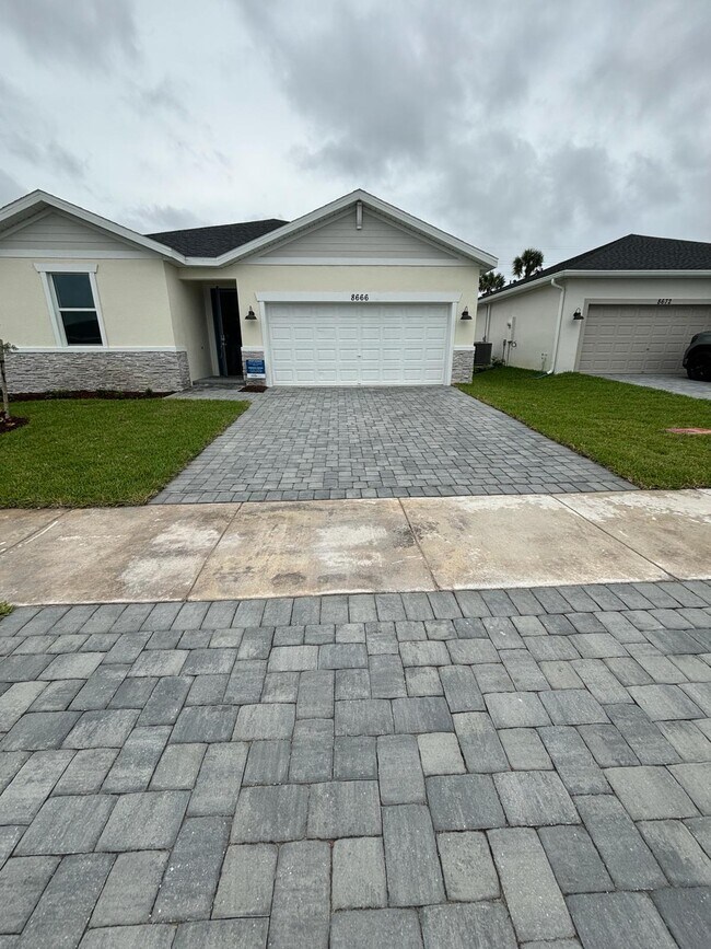 Building Photo - 8666 Dahlia Cir