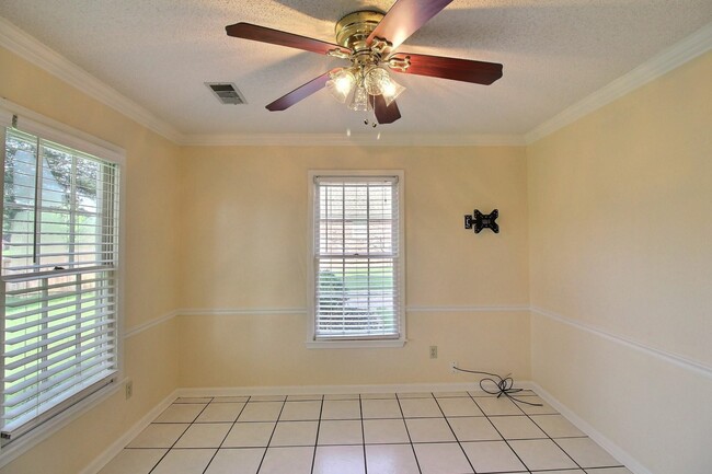Building Photo - 383 E Valleywood Dr