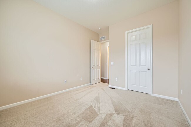 Building Photo - 4 Bed/4Bath Ranch-style home in the sought-after Meadow Mountain Villas community of southwest Lo...