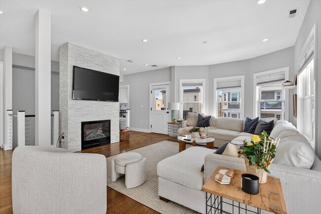 Building Photo - 15 W Bellflower St