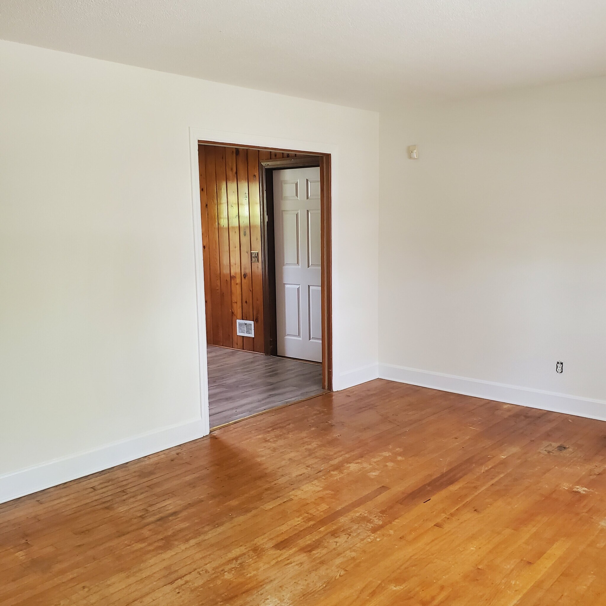 Building Photo - 301 W Lakeside Ave