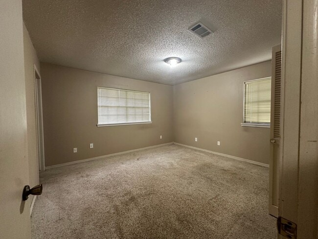 Building Photo - Come take a look at this 3-bedroom 2-bathr...