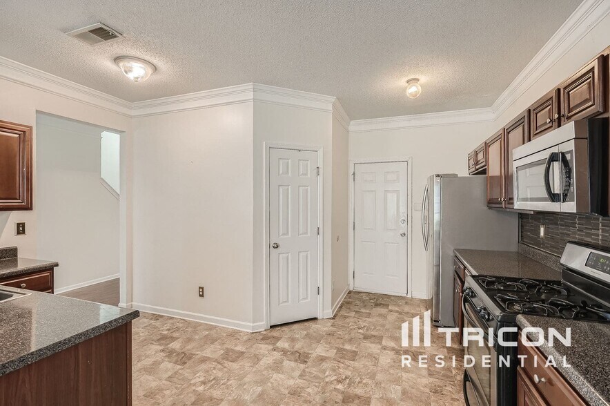 Building Photo - 6503 Grey Fox Way