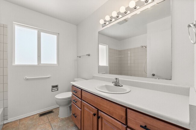 Building Photo - Large 4 Bedroom 2 Bath House