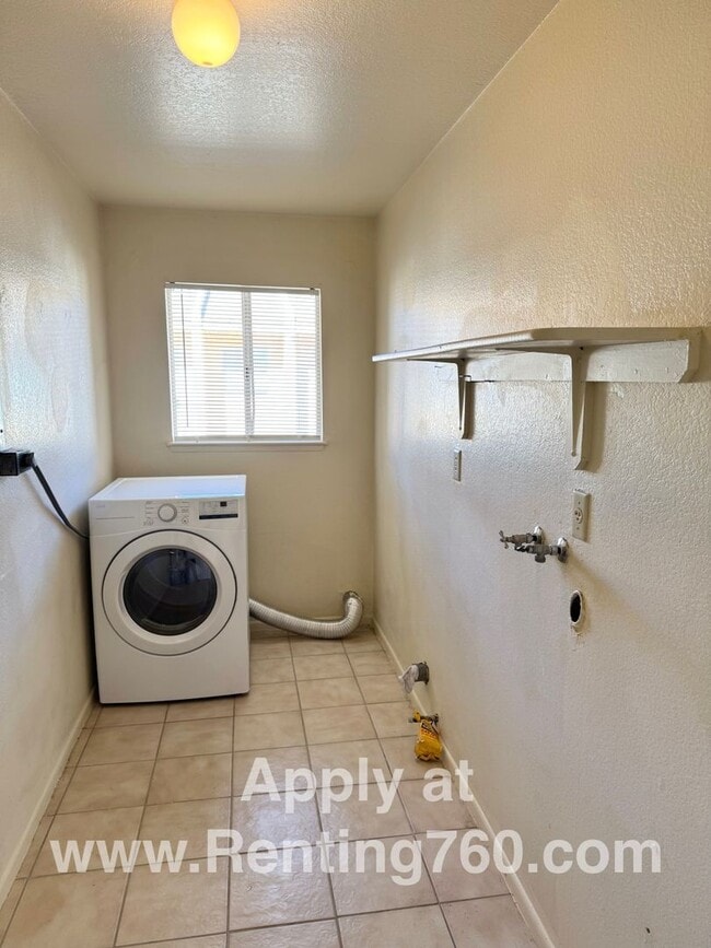 Building Photo - Spacious 2 Bed 1 Bath Home With Indoor Laundry Room