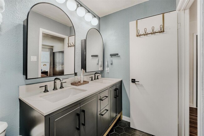 Building Photo - 916 Great Britain Blvd