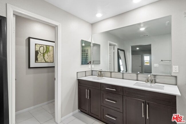 Building Photo - 1203 Beach Ln