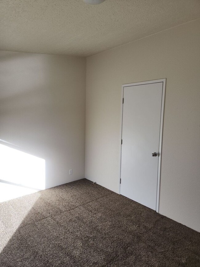 Building Photo - Pet Friendly 3bed : 2bath Home w/ 1 Car De...