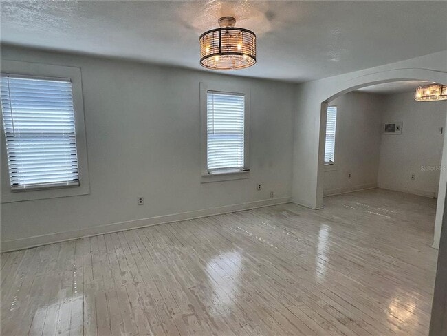 Building Photo - 1314 1/2 E Gore St