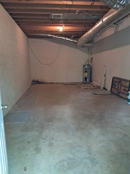 Building Photo - 121 Oak Dr