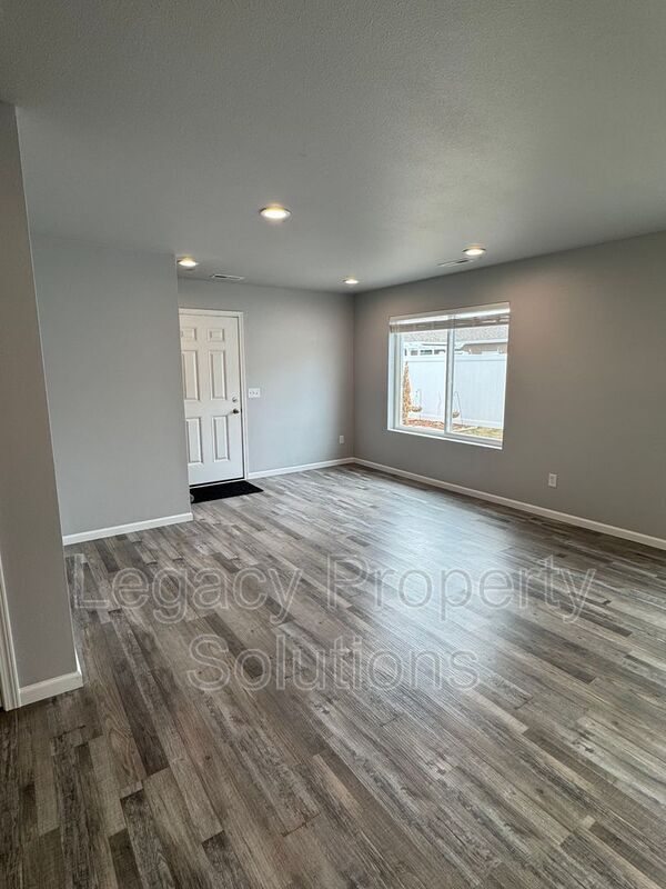 Building Photo - 719 Hillcrest Dr SE