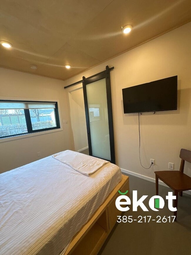 Building Photo - Stowell-SLC-Emery Manor