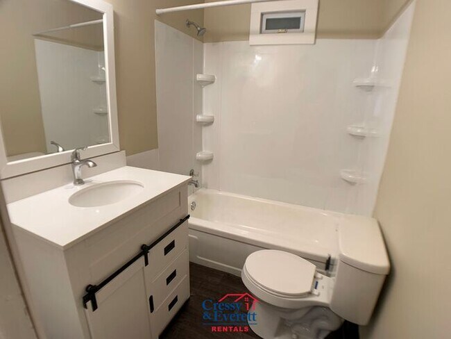 Building Photo - Cute 2 Bedroom Lower Unit