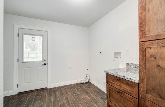 Building Photo - 536 Robert E Lee Dr