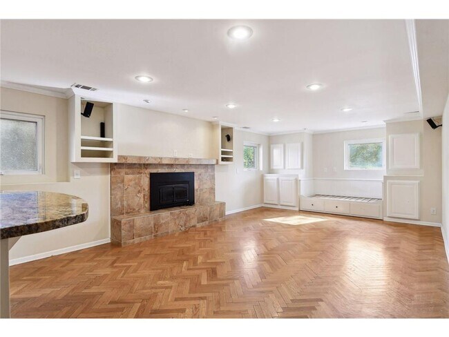 Building Photo - 5207 Doncaster Way