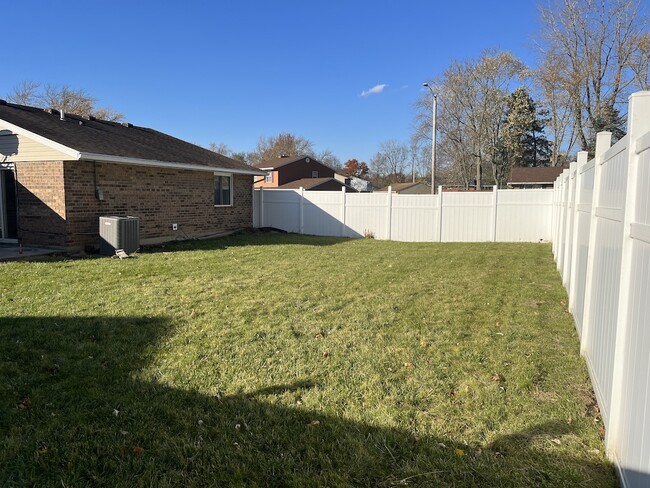 Building Photo - 7690 Rustic Woods Dr