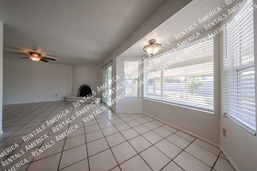 Building Photo - 710 W Alamo Dr