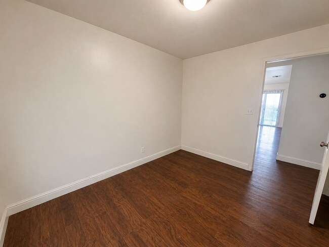 Building Photo - 3290 N Vista Ave