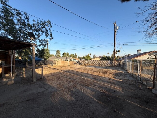 Building Photo - WoW 1 Bd 1 Ba House with a Yard and Laundry Hookups
