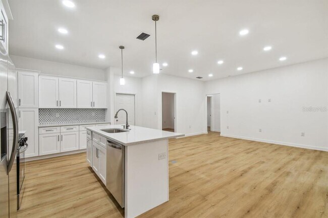 Building Photo - 406 Border St