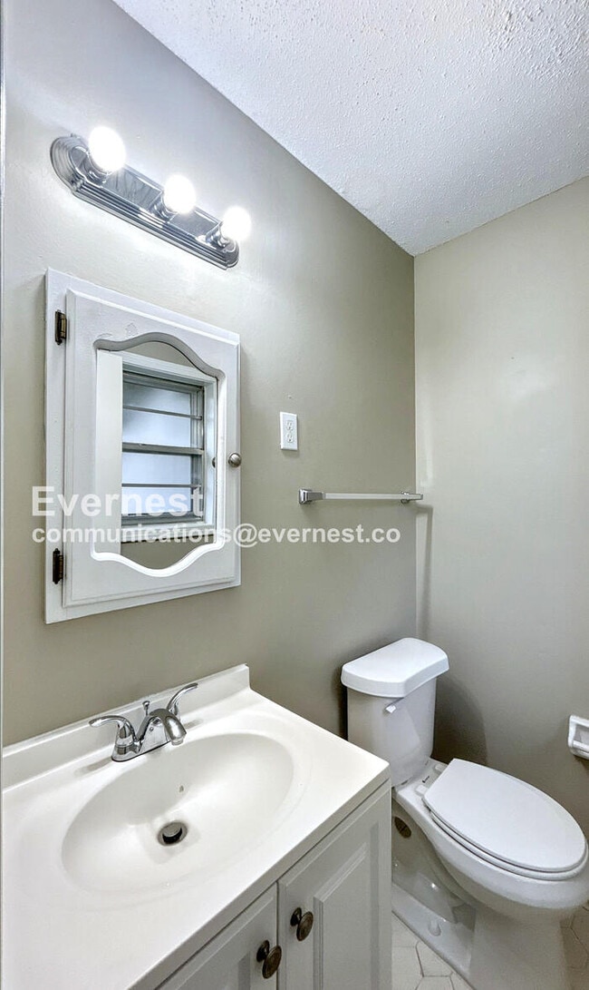 Building Photo - 7031 Saddlebrook Dr