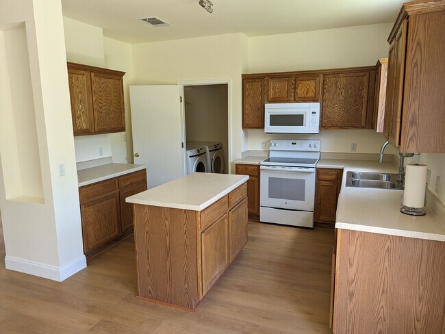 Kitchen - 4717 Lake Champlain Ln