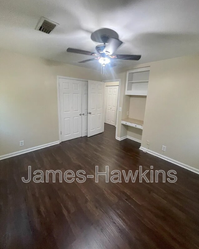 Building Photo - 2124 Greenview Dr