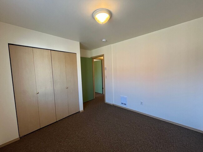 Building Photo - Three Bedroom Townhouse Style Unit