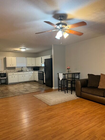 Building Photo - 11 Oak St