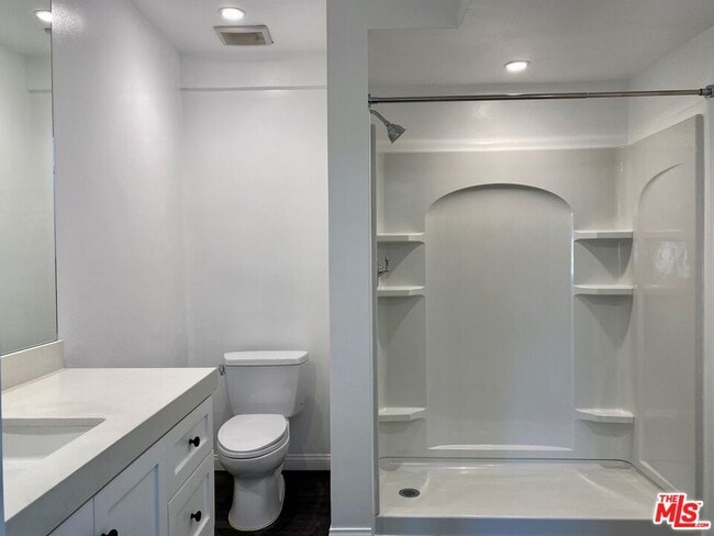 Building Photo - 619 S La Brea Ave