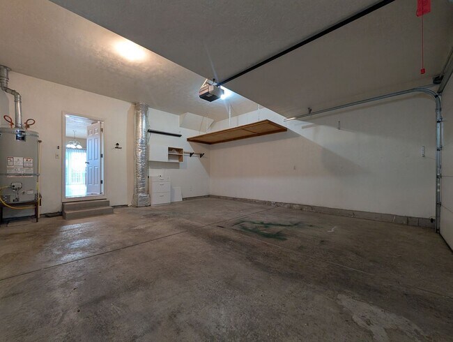 Building Photo - Beautiful 3-Bedroom, 2.5-Bath Home In River Road Area of Eugene!