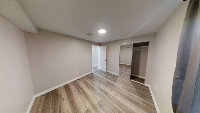 Building Photo - POOL house! BIG rooms! 8 Bedrooms (Lease o...