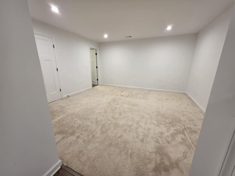 Ground floor Recreation Room - 4915 Sheridan St