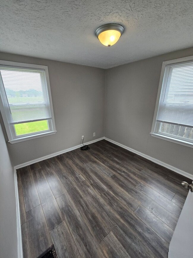 Building Photo - 2 BEDROOM SINGLE FAMILY