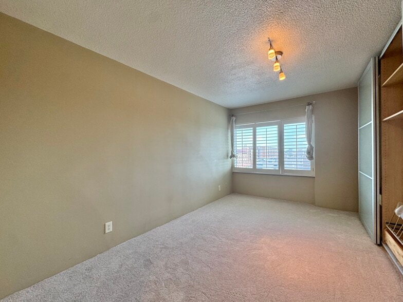 Building Photo - 4545 Wornall Rd