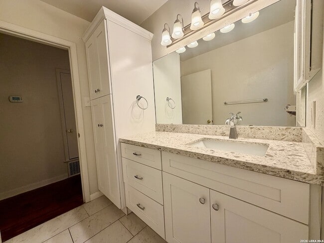 Building Photo - 115 Encino Grande St