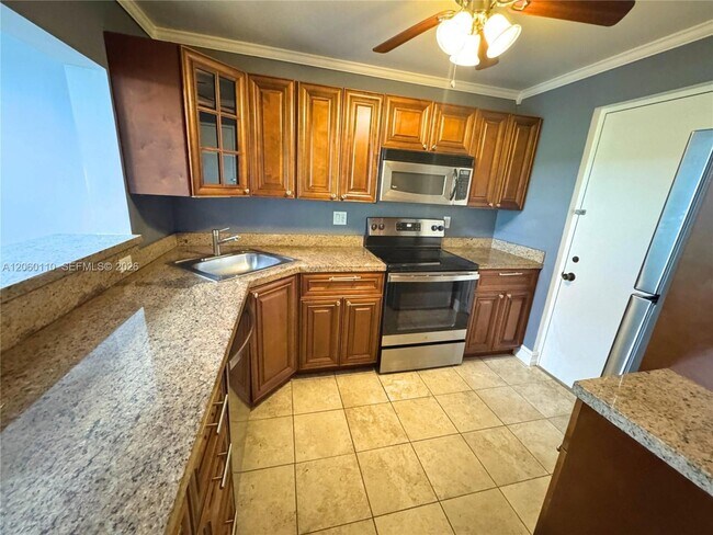 Building Photo - 2324 S Cypress Bend Dr